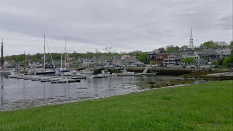 Uferpromenade-In-Camden,-Maine-Mit-Der-Innenstadt-Im-Hintergrund