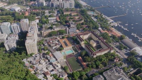 Imágenes-Aéreas-Sobrevolando-Universidades-En-Río-De-Janeiro,-Brasil.