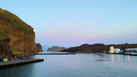 Escena-Tranquila-Del-Puerto-De-Vestmannaeyjar-En-Islandia,-Plano-Amplio