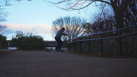 Skateboarder-Landet-Einen-Trick-In-Japan