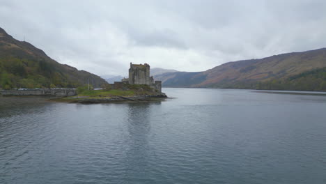 Castillo-De-Eilean-Donan-En-Un-Día-Brumoso,-Rodeado-De-Agua-Y-Montañas-En-Escocia