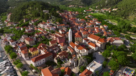 Stadt-Skradin-Im-Kreis-Šibenik-Knin-In-Der-Nähe-Des-Flusses-Krka-In-Kroatien,-Europa
