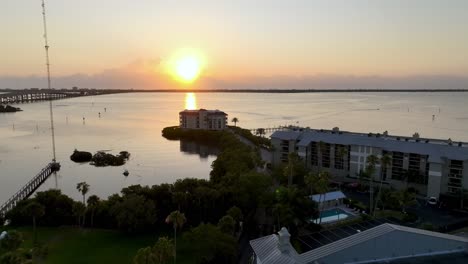 Empuje-Aéreo-Hacia-El-Amanecer-Sobre-El-Canal-Melbourne,-Florida