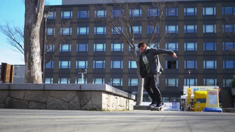 Japanischer-Skateboarder-Macht-Einen-Trick-Auf-Seinem-Skateboard