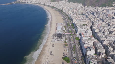 Imágenes-Aéreas-Girando-Alrededor-De-Una-Sala-De-Conciertos-Gigante-En-La-Playa-De-Copacabana-En-Río-De-Janeiro,-Brasil.