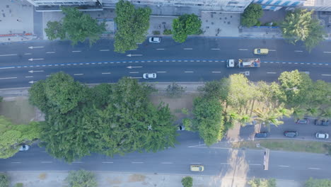 Top-Down-Aufnahmen-Des-Verkehrs-Auf-Zwei-Fahrspuren-Der-Straße-In-Botafogo-In-Rio-De-Janeiro