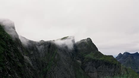 Timelapse-De-Reinebringen-Con-Atmósfera-Nublada,-Reine,-Islas-Lofoten,-Noruega