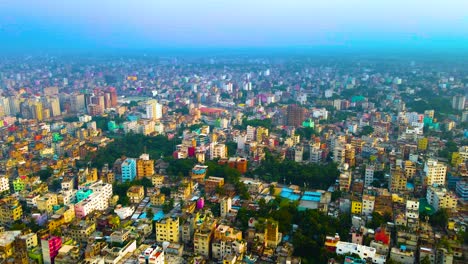 Luftaufnahme-Der-Stadt-Dhaka-Mit-Grünen-Parks-In-Südasien,-Bangladesch
