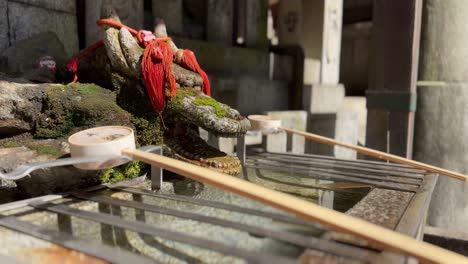 Drachen-Inari-Brunnen-Zur-Reinigung-In-Fushimi-Inari-Taisha-In-Kyoto,-Japan