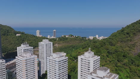 Imágenes-Aéreas-Rápidas-Sobrevolando-Edificios-De-Apartamentos-Y-Montañas-Para-Revelar-La-Playa-De-Copacabana-En-Río-De-Janeiro-Durante-El-Día.