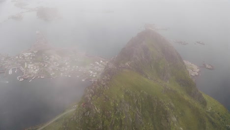Volando-A-Través-De-Las-Nubes-Sobre-Reinebringen,-Toma-Aérea,-Reine,-Islas-Lofoten,-Noruega