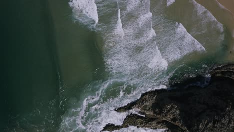 Olas-Aéreas-Rompiendo-En-La-Playa,-Seguimiento-Aéreo-Hacia-Adelante-4k