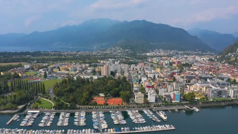 Hermosa-Vista-Aérea-Del-Puerto-De-Locarno,-Suiza