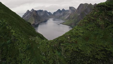 Luftaufnahmen-Zeigen-Den-Kirkefjord-über-Dem-Bergkamm-Reinebringen,-Reine,-Lofoten-Inseln,-Norwegen