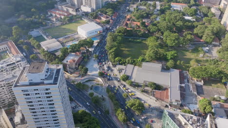 Luftaufnahmen-Zeigen-Den-Verkehr-Am-Frühen-Morgen-Auf-Den-Straßen-Außerhalb-Der-Bucht-Von-Botafogo-In-Rio-De-Janeiro,-Brasilien