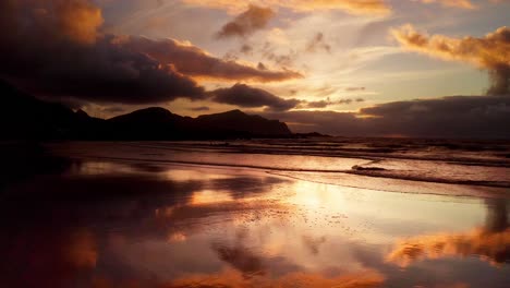 Increíbles-Reflejos-Dorados-De-La-Hermosa-Puesta-De-Sol-En-La-Playa-De-Surfistas-De-Las-Islas-Flakstad-Lofoten,-Noruega