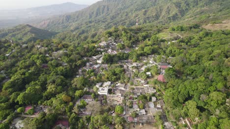 Toma-Panorámica-Aérea-Del-Pueblo-De-Minca-Colombia-Emergiendo-De-La-Selva-Tropical-En-La-Ladera-De-Una-Colina