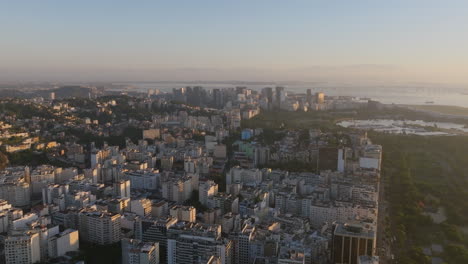 Sobrevuelo-Aéreo-De-Los-Edificios-De-Apartamentos-Y-Rascacielos-De-Río-De-Janeiro-Con-El-Centro-De-La-Ciudad-Al-Fondo