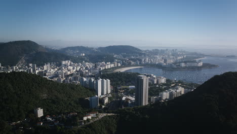 Timelapse-De-Ariel-Volando-Hacia-La-Bahía-De-Botafogo-En-Río-De-Janeiro,-Brasil-Durante-El-Día