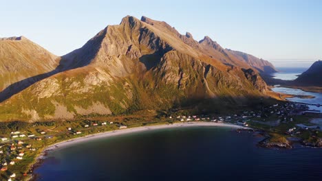 Luftaufnahme-Eines-Wunderschönen-Strandes-Mit-Bergen-Im-Hintergrund-Bei-Sonnenuntergang-Auf-Den-Lofoten-Inseln,-Norwegen