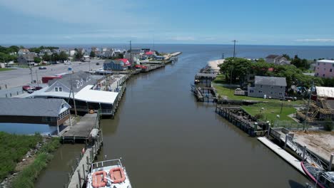 Bowers-Beach-Delaware-Drone-Saliendo-Del-Puerto-Soleado-Puerto-Deportivo-De-Verano