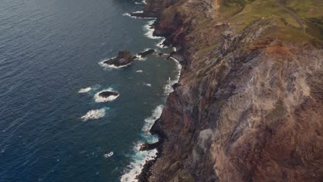 Antena-Panorámica-De-Alto-ángulo-A-Lo-Largo-De-La-Costa-De-Los-Acantilados-De-La-Costa-Norte-De-West-Maui