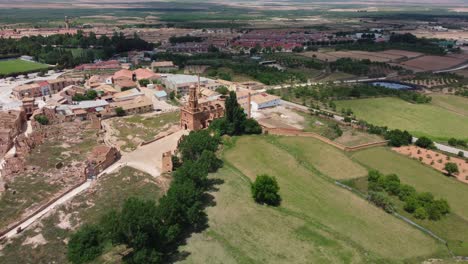 Alte-Ruinen-Der-Stadt-Belchite,-Umgeben-Von-Grünen-Feldern-In-Saragossa,-Spanien,-Luftaufnahme