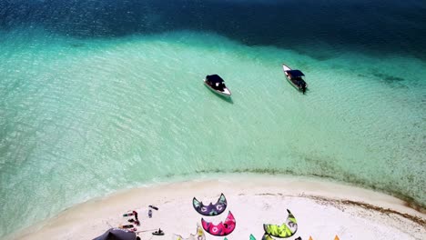 Dos-Barcos-En-Aguas-Cristalinas-De-Color-Turquesa,-Día-Soleado,-Los-Roques,-Venezuela,-Vista-Aérea