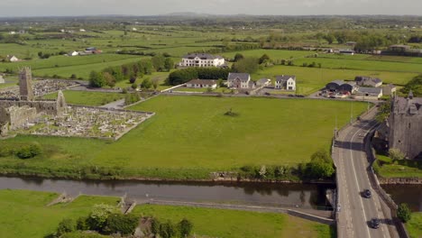 Monasterio-Y-Castillo-De-Claregalway-Junto-Al-Río-Clare-Mientras-Los-Automóviles-Cruzan-Las-Ruinas-Históricas-Del-Monasterio