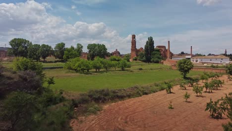 Ruinen-Der-Alten-Stadt-Belchite-In-Saragossa,-Spanien-An-Einem-Sonnigen-Tag-Mit-üppigem-Grün