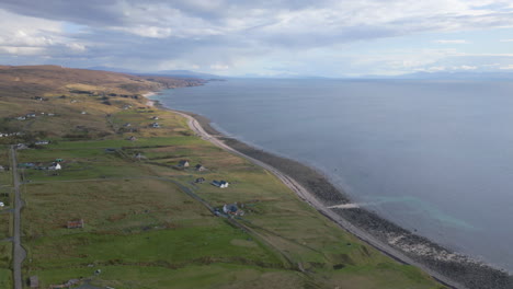 Melvaig-Küste-Mit-Sanften-Hügeln-Und-Verstreuten-Häusern,-Schottland,-Luftbild
