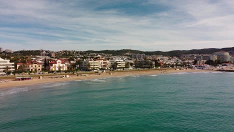 Encantadora-Ciudad-Costera-De-Sitges,-España,-Con-Playa-Y-Vistas-Panorámicas-Al-Mediterráneo