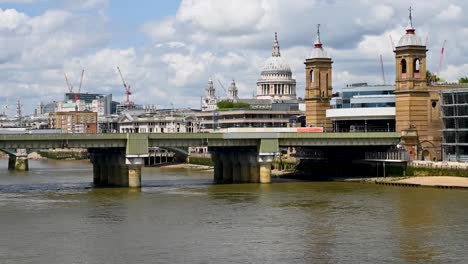 Boats-between-St-Paul's-Cathedral-and-London-Bridge,-London,-United-Kingdom