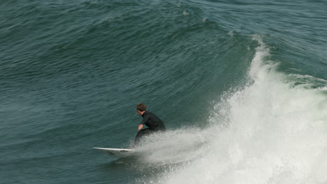 Un-Surfista-Coge-Una-Buena-Ola-En-Steamer-Lane-En-Santa-Cruz,-California.