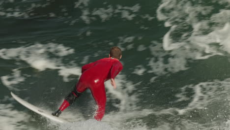 Un-Surfista-Coge-Una-Buena-Ola-En-Steamer-Lane-En-Santa-Cruz,-California.