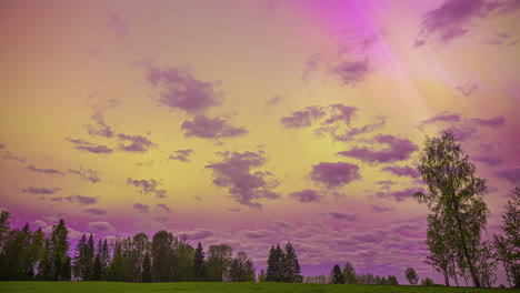 Violett-Gefärbter-Himmel-Mit-Wolken,-Die-Bei-Sonnenuntergang-über-Die-Ländliche-Natur-Ziehen