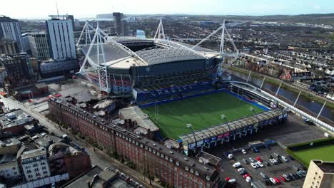 Ascenso-Aéreo-Inclinado-Hacia-Abajo-Sobre-El-Estadio-Millennium-Y-Edificios-Residenciales