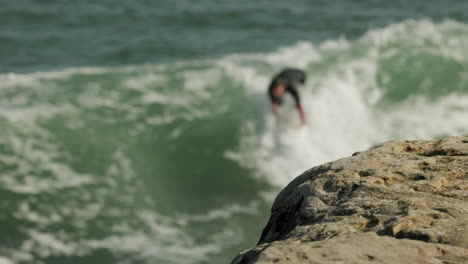 Una-Toma-Cinematográfica-En-Cámara-Lenta-De-Un-Surfista-Montando-Una-Ola-En-Santa-Cruz,-Ca-En-Steamer-Lane