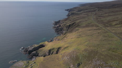 Küstenklippen-Und-Kurvenreiche-Straße-Entlang-Der-Zerklüfteten-Küste-Von-Melvaig,-Schottland