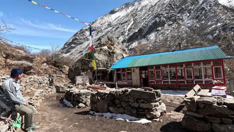 Hikers-having-a-rest-at-a-corrugated-iron-hut-tea-stop