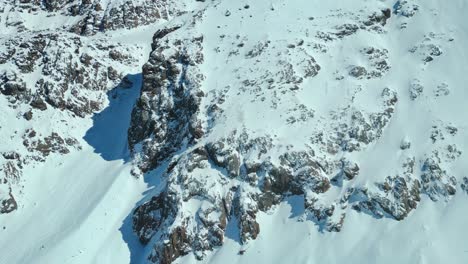 Gelände-Aus-Weichem-Neuschnee,-Hartem-Fels,-Berggipfeln,-Winterlandschaft