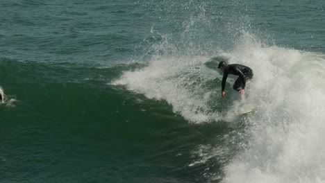 Un-Surfista-Coge-Una-Buena-Ola-En-Steamer-Lane-En-Santa-Cruz,-California.