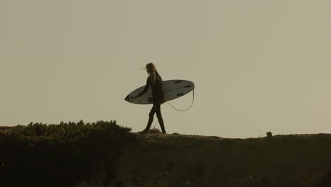 Surfer-Geht-Zum-Meer-Für-Eine-Surf-Session-Am-Nachmittag