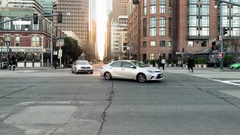 Timelapse-De-Una-Concurrida-Intersección-En-San-Francisco-Durante-El-Tráfico-De-Hora-Pico