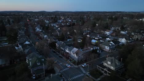 Verkehr-Auf-Der-Langen-Hauptstraße-In-Einem-Amerikanischen-Vorort-Während-Der-Dämmerung