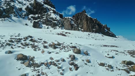 Schwindendes-Licht,-Schnee--Und-Felsbedeckte-Bergkette,-Luftaufnahme-Nach-Links