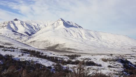 Montañas-Cubiertas-De-Nieve-Cerca-De-Chaltén-En-La-Patagonia-Bajo-Un-Cielo-Azul-En-Un-Tranquilo-Paisaje-Invernal
