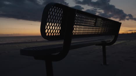 Strandbank-Während-Einer-Sonnenwetterwarnung