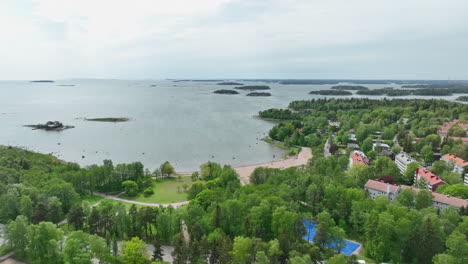 Drone-Volando-Alrededor-De-La-Playa-De-Kasinonranta,-Día-De-Verano-En-Lauttasaari,-Finlandia