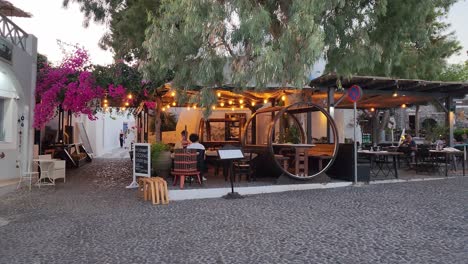 Ruhige-Und-Entspannende-Aussicht-Auf-Ein-Café-In-Santorini,-Griechenland